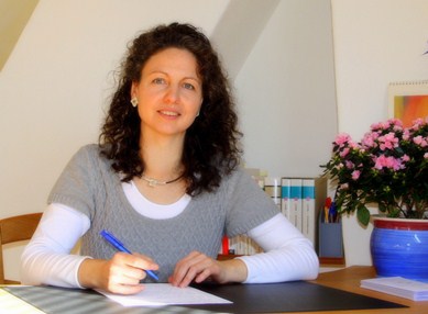 Ingrid Müller am Schreibtisch